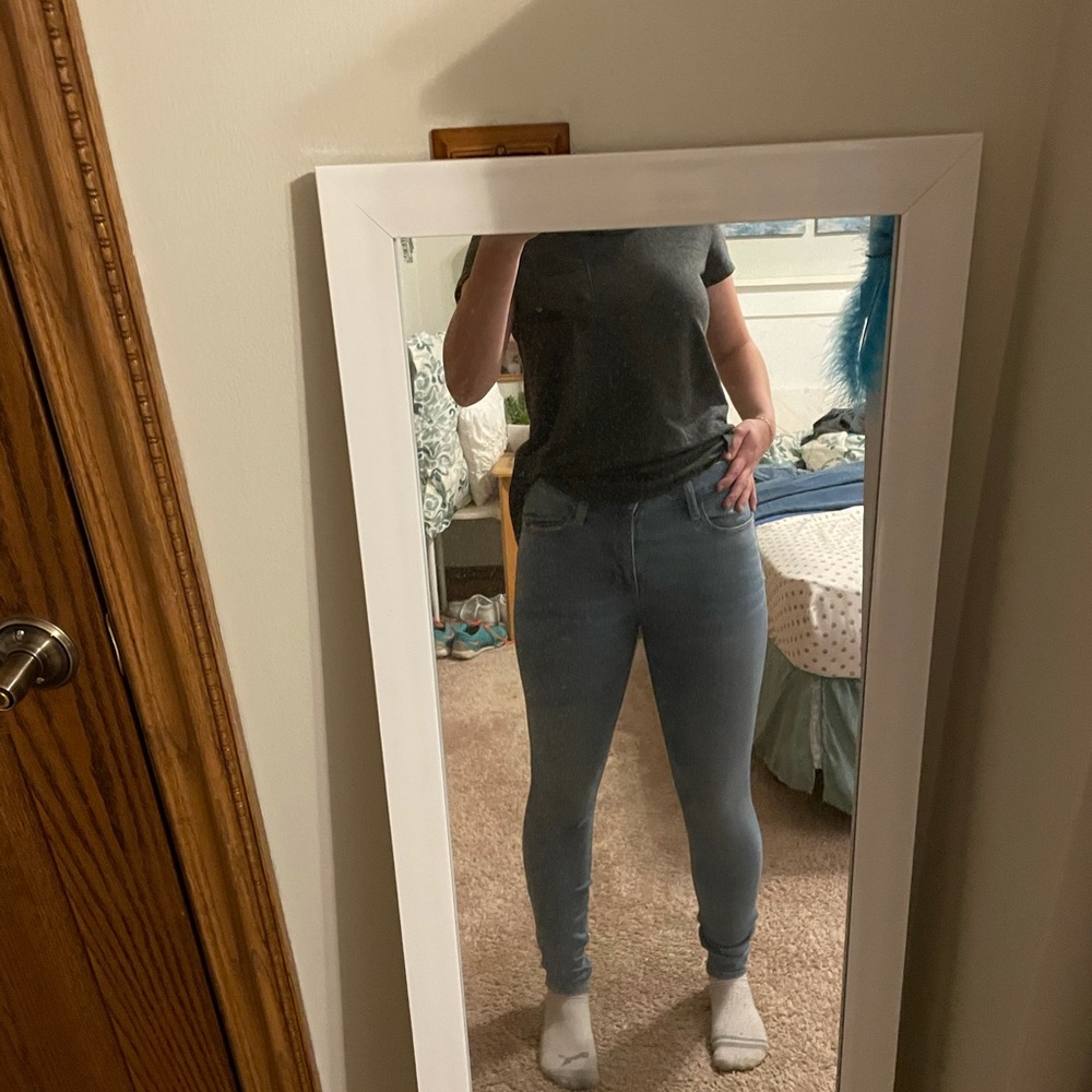 American Eagle light wash skinny jeans